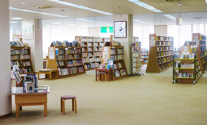 郡上市図書館本館内観